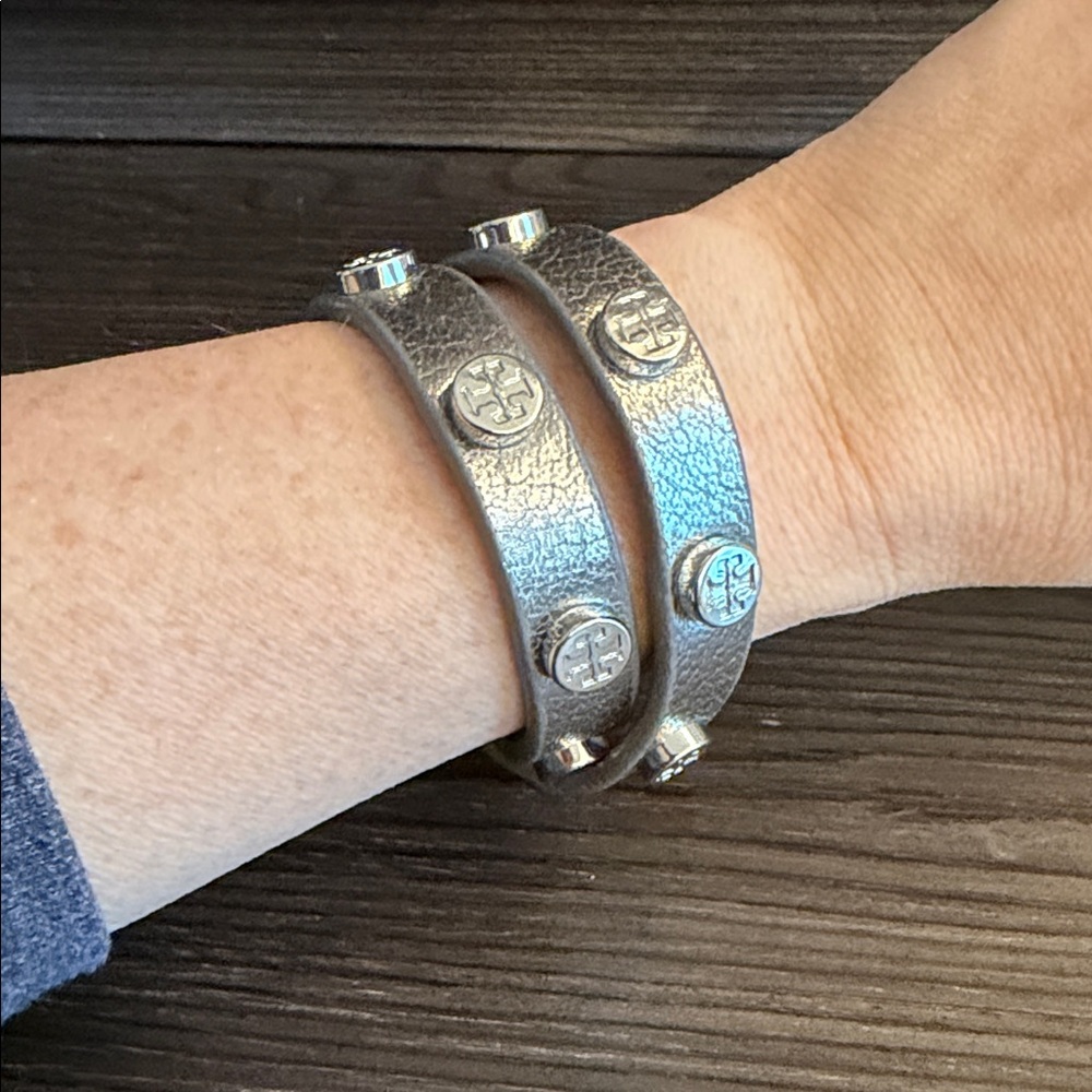 Tory Burch Double Wrap Metallic Leather Logo Stud Bracelet Silver - Picture 2 of 9